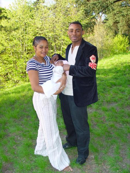 c mon tonton et sa femme avec leur bébé